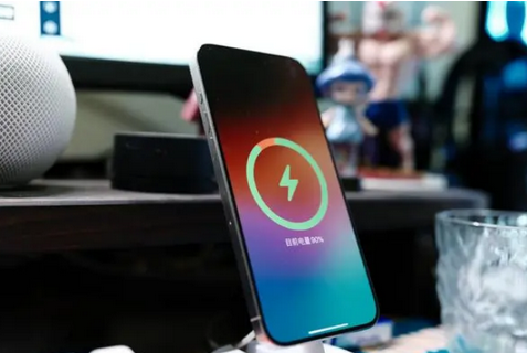 兴义苹果15换屏服务分享用什么充电器给iPhone15充电更好 